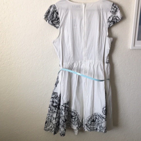 Cute B & W flare skirt floral dress with belt - Picture 2 of 3